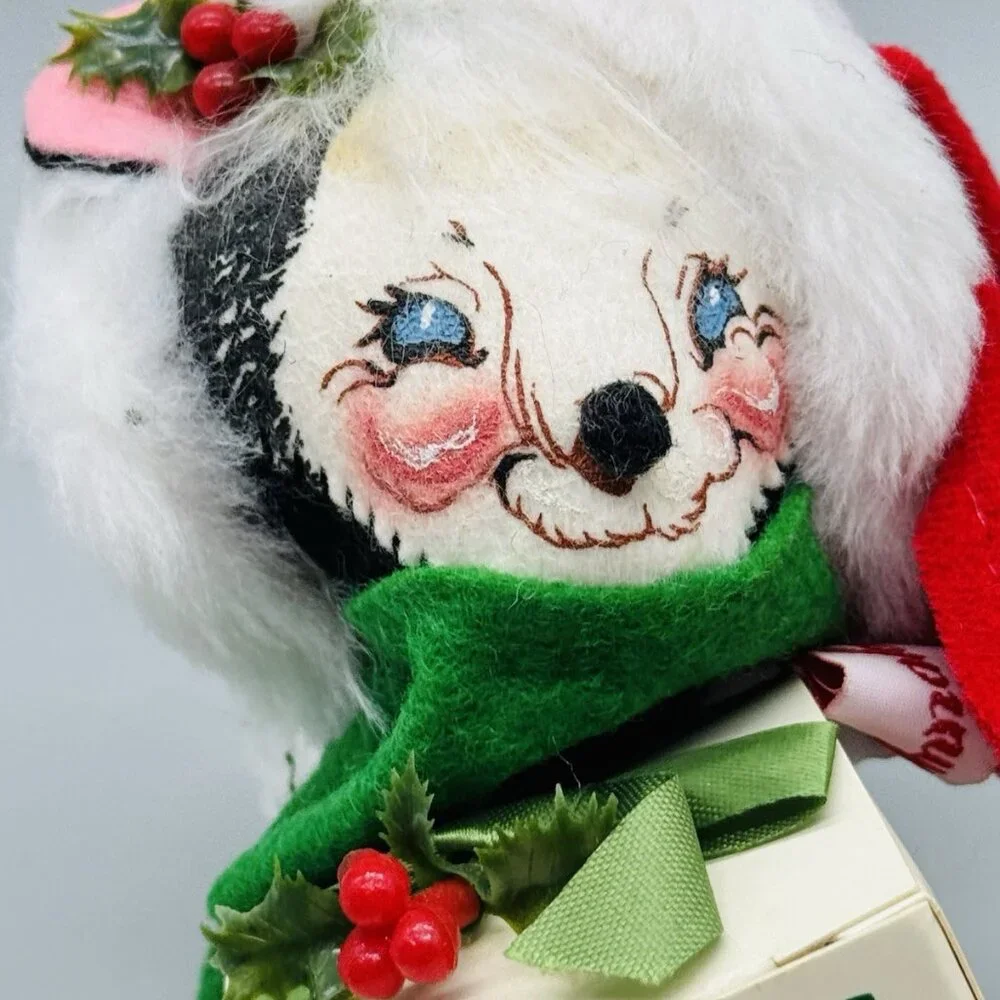 Annalee Santa Skunk Merry Christmas Present 1992 Made in‎ USA 7 inch